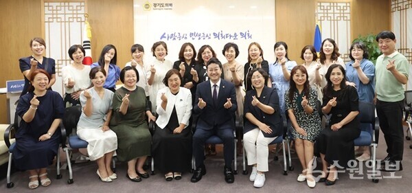 김진경 경기도의회 의장(앞줄 오른쪽 네번째)이 경기도어린이집연합회 관계자들과 함께 하고 있다. (사진=경기도의회)