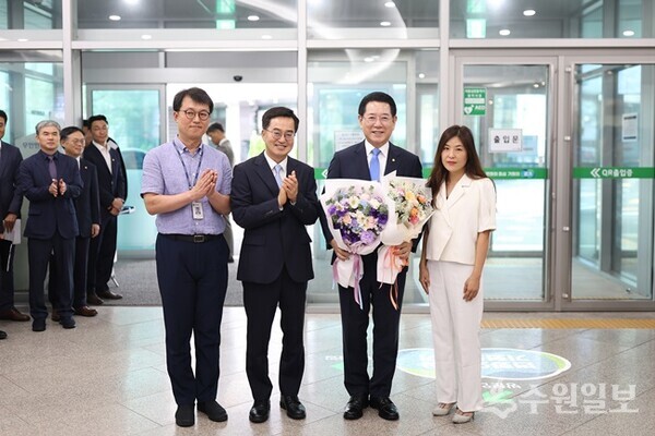 23일 오전 경기도청 로비에서 김동연 경기도지사가 김영록 전남도지사를 환영하고 있다. (사진=경기도)