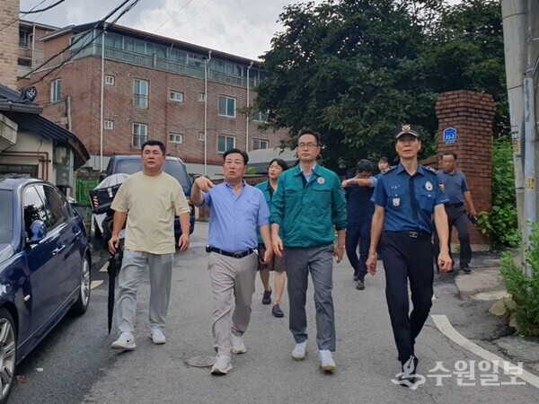 남양주시 다산행정복지센터가  민관협업 ‘동네 한 바퀴’ 로드체킹을 펼치고 있다. (사진=남양주시 다산행정복지센터)