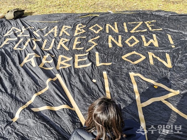 “지금 당장 탈탄소화하자! 공기에 대해 반란”, ‘멸종 반란’ 운동의 일부로 에어로센 공동체, 2019, 베를린, 독일 (사진=토마스 사라세노 스튜디오 에어로센)