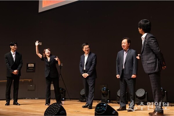 26일 오후 경기도청 1층 다산홀에서 열린 경기 청렴이음 페스타에서 김동연 경기도지사(가운데)가 청렴상황극에 참여하고 있다. (사진=경기도)
