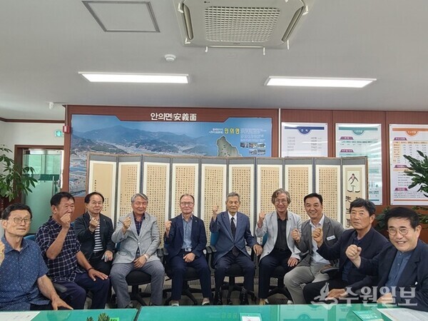 안의면장실에서 반남박씨 대종중 임원들이 기념촬영을 하고 있다. 이창규 함양문화제위원회 위원장, 박문기 안의면장, 반남박씨 대종중 부도유사 박승원, 박양우, 오창공도유사 박승진, 종손 박만춘, 신계공회장 박승주. (사진=반남박씨 대종중)