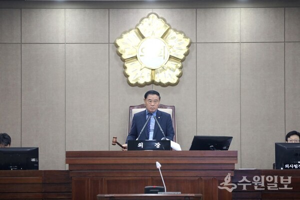 이재식 수원시의회 의장이 26일 제385회 임시회 개회를 선언하고 있다. (사진=수원시의회)