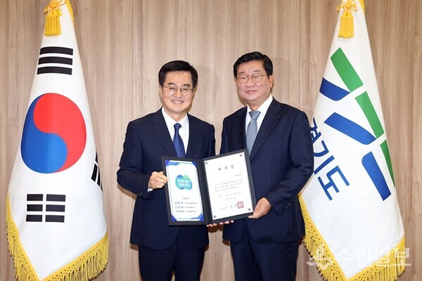 김동연 경기도지사가 전해철 신임 도정자문위원장에게 위촉장을 전달한 뒤 기념촬영을 하고 있다. (사진=경기도)