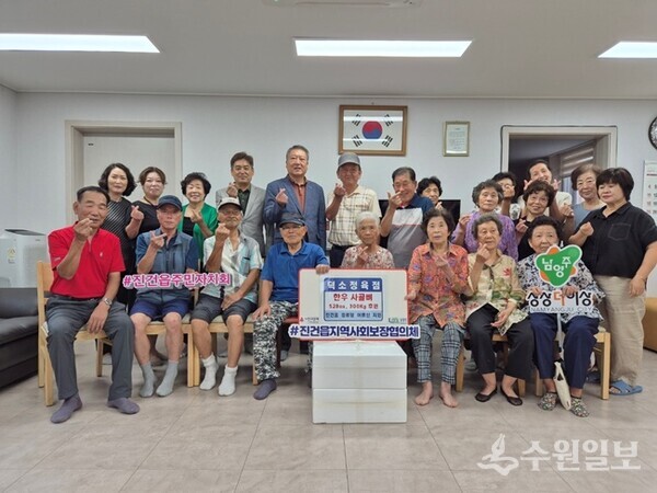 관내 경로당 어르신 지원을 위한 사골뼈 300kg(52박스) 전달식에서 문흥기 남양주시 진건·퇴계원 행정복지센터장(뒷줄 왼쪽 다섯번째)이 주민들과 기념촬영을 하고 있다.(사진=남양주시 진건·퇴계원 행정복지센터)