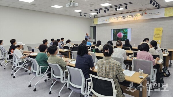 이천 복숭아 명인 김정천 (전)이천농업기술센터 농업진흥과장이 이천시립도서관 '길 위의 인문학' 주제강연을 하고 있다. (사진=이천시립도서관) 