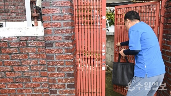 배달 담당자가 수원새빛돌봄 식사배달 서비스 이용 가정에 도시락을 배달하고 있다.(사진=수원시)