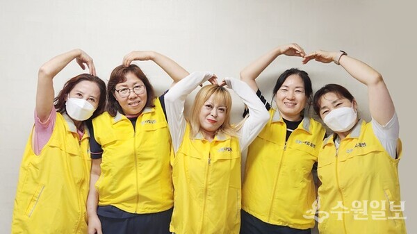 새빛돌보미로 활동 중인 김보미씨(가운데)와 A+굿모닝요양센터 소속 새빛돌보미들.(사진=수원시)