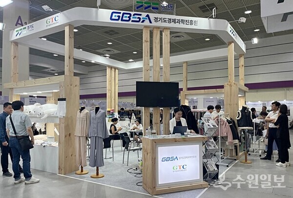 경기도경제과학진흥원이 국내 최대 규모의 섬유 원단 전시회 ‘프리뷰 인 서울 2024’ 공동관에서 섬유기업 바이어를 상대로 구매 상담을 진행하고 있다. (사진=경과원)