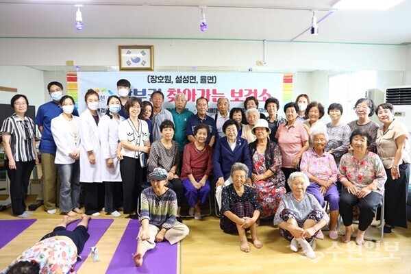 김경희 이천시장(앞쪽 두번째줄 오른쪽에서 네번째)이 율면 북두1리 경로당 방문, 주민, 의료진들과 기념촬영을 하고 있다. (사진=이천시)