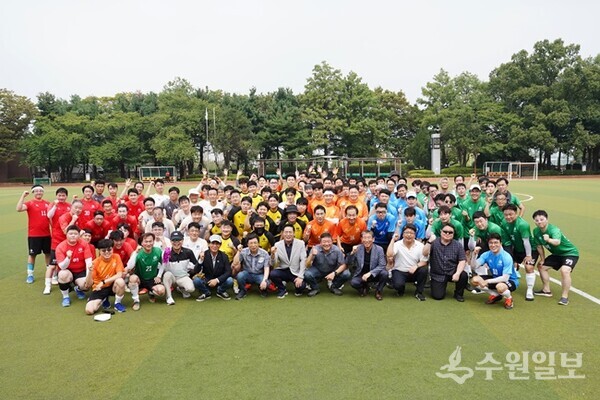 '제1회 한국세무사회장배 축구대회'가 끝난 뒤 구재이 한국세무사회 회장(앞줄 가운데)이 지방세무사회 소속 축구동호회 회원들과 기념촬영을 하고 있다. (사진=한국세무사회)