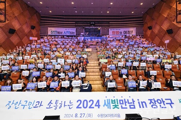 이재준 시장(앞줄 왼쪽 7번째)과 새빛만남 참석자들이 함께하고 있다. (사진=수원시)