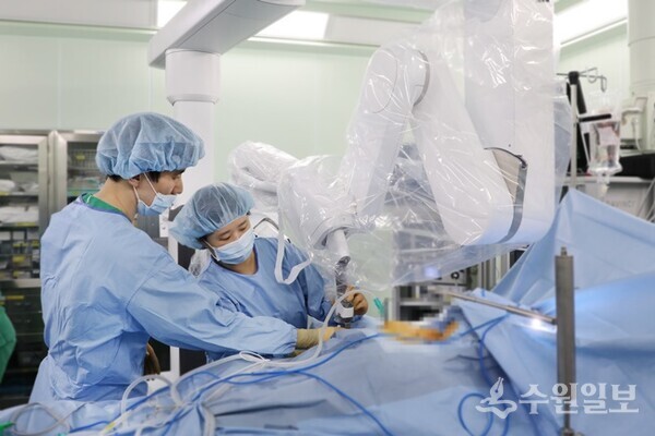 27일 갑상선내분비외과 임승택 교수(왼쪽) 집도로 다빈치SP 로봇 장비를 이용한 첫 수술이 이뤄지고 있다. (사진=성빈센트병원)