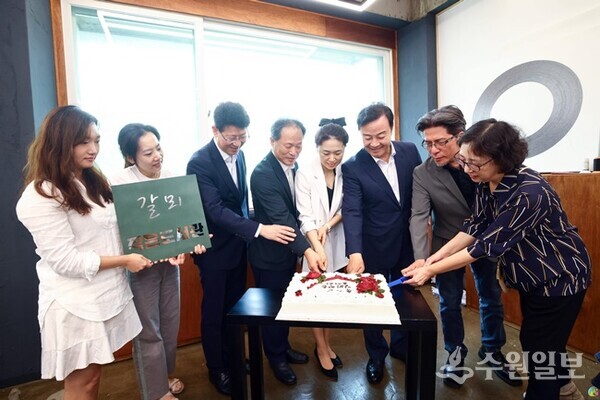 김성제 의왕시장(오른쪽 세번째)이 ‘갈뫼작은도서관’ 개관식에서 관계자들과 기념케이크를 자르고 있다. (사진=의왕시)