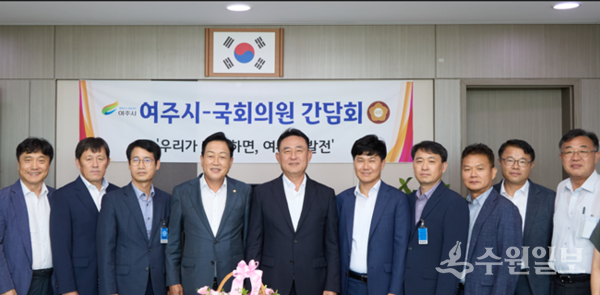 이충우 여주시장(왼쪽 5번째), 김선교 국회의원(왼쪽 네번째), 이문기 농협은행 여주시 지부장(오른쪽 5번째), 관계자 등이 간담회를 가진 뒤 기념촬영을 하고 있다. (사진=여주시)