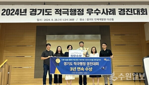 2024년 경기도 적극행정 우수사례 경진대회'에서 최우수상을 수상한 화성시 관계공무원들이 기념촬영을 하고 있다. (사진=화성시)
