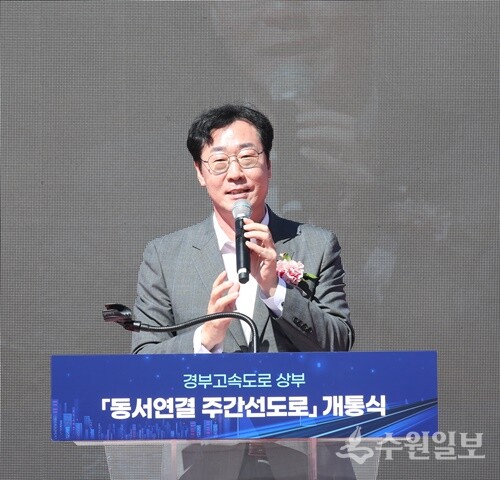 정명근 화성시장이 경부고속도로 동서연결 주간선도로 개통식에서 기념사를 하고 있다. (사진=화성시)