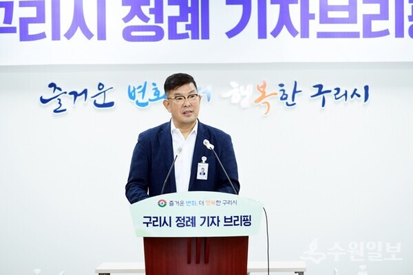 원덕재 구리시 복지문화국장이 브리핑을 통해 복지문화국 소관 업무를 설명하고 있다. (사진=구리시)
