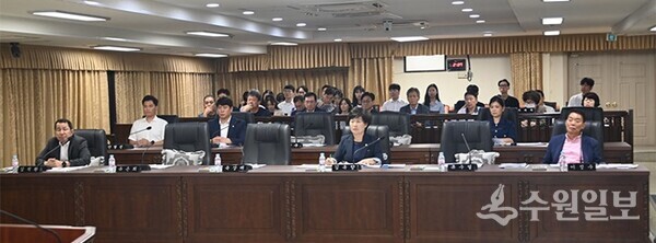 특강을 듣고 있는 대전 중구의원과 사무처 직원들.