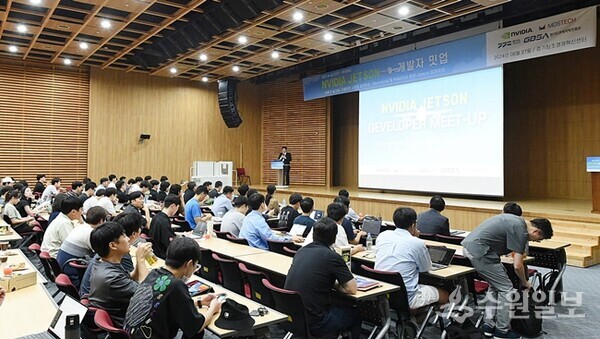 경과원이 판교 경기창조경제혁신센터에서 AI 개발자 대상 ‘AI 테크데이’를 갖고 있다. (사진=경과원)