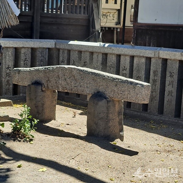 쿠시다 신사의 여몽연합군 닻돌. 여몽연합군이 일본에 상륙했을 때 돌풍이 불어 되돌아갔다고 한다. 이를 기념하기 위해 여몽군의 정박지에 있던 닻돌을 쿠시다 신사에 옮겨 보관하고 있다고 한다. (사진=김주송)