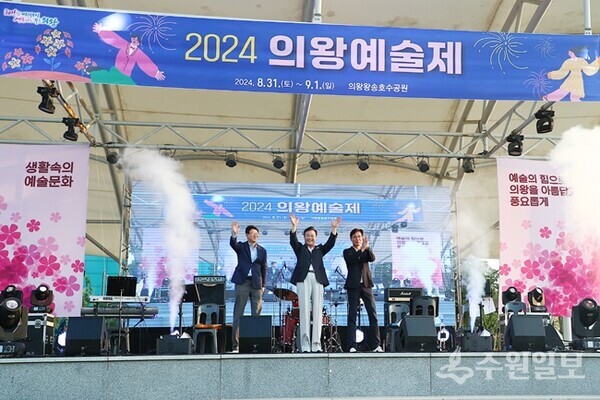 김성제 의왕시장(가운데)이 ‘2024 의왕예술제’에 참석, 시민들에게 인사를 하고 있다. (사진=의왕시)