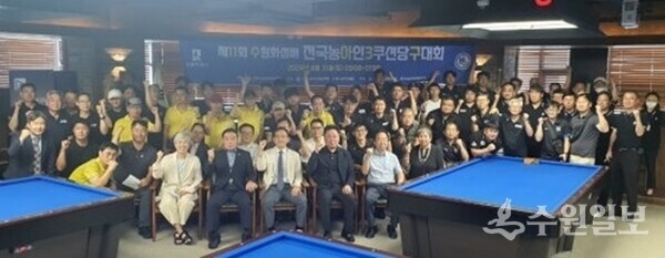 경기에 참여한 선수들과 초청인사들이 기념촬영 하고 있다.(사진=수어통역 봉사단체 손으로 하나되어 제공)
