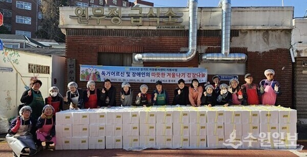연무정 급식소 봉사자들. (사진=수원일보)