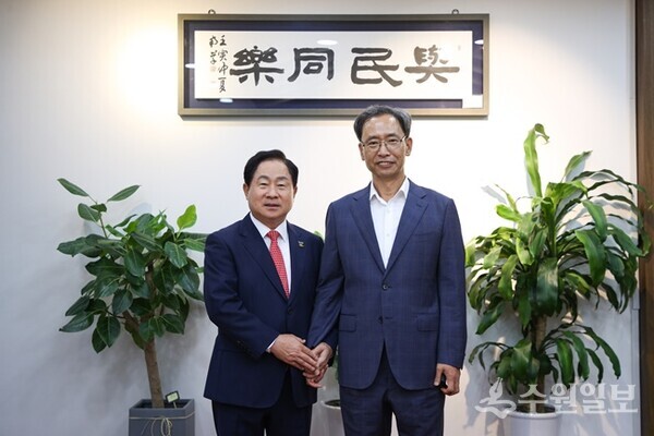 주광덕 남양주시장(왼쪽)이 최진태 신임 남양주남부경찰서장과 첫 환담회 가진 뒤 기념촬영을 하고 있다. (사진=남양주시)
