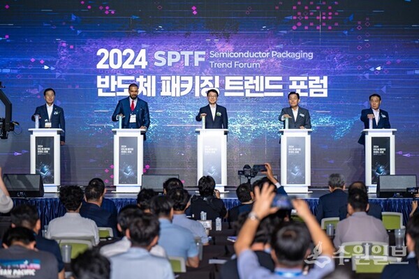 이재준 시장(오른쪽 2번째)이 '2024 차세대 반도체 패키징 산업전' 개막식에 함께하고 있다. (사진=수원시)