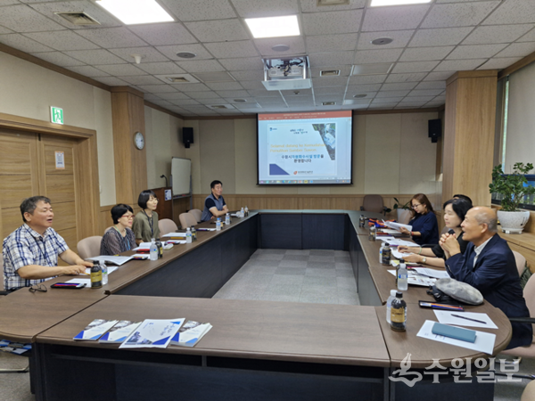 정민영 한국사회경제연구원장(오른쪽 두번째)이  말레이시아 환경전문가 초청 연수를 앞두고 수원시 자원순환과 관계자들에게 교육연수프로그램을 설명하고 있다. (사진=한국사회경제연구원)