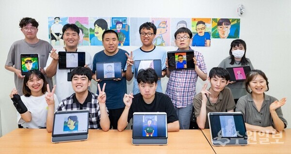 수원시 고향사랑기금 활용 사업으로 진행 중인 호매실장애인종합복지관 디지털 드로잉 작가 양성 교육 참여자 등 관계자들이 작품이 담긴 태블릿을 들고 기념촬영을 하고 있다.(사진=수원시)