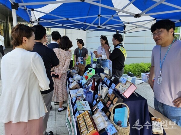수원시가 고향사랑기부 홍보부스를 운영하고 있다.(사진=수원시)