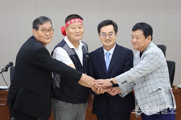 경기도 시내버스 노·사 협상이 타결된 후 김동연 경기도지사가 관계자들과 악수를 나누고 있다. 왼쪽부터경기지방노동위원회 특별조정위원회 의장(공익위원), 이기천 경기도버스노동조합협의회 의장, 김 지사, 김기성 경기도버스운송사업조합 이사장. (사진=경기도)