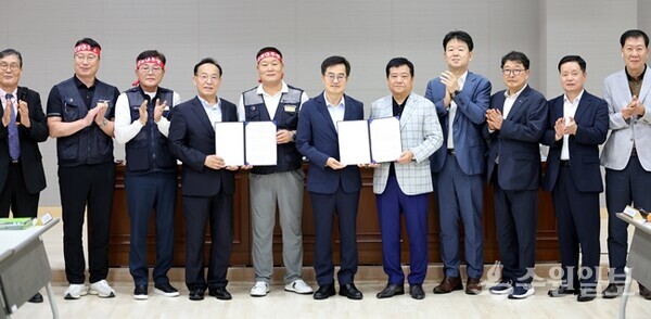 협상타결 후 관계자들이 기념촬영을 하고 있다. (사진=경기도)