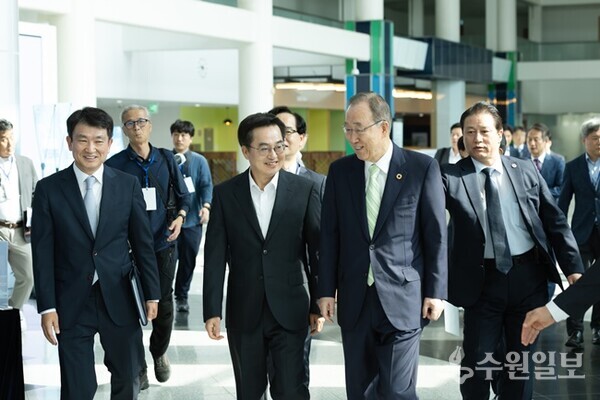 5일 오전 경기경제과학진흥원에서 열린 2024 청정대기 국제포럼에서 김동연 경기도지사가 반기문 전 UN사무총장과 인사를 나누고 있다. (사진=경기도)