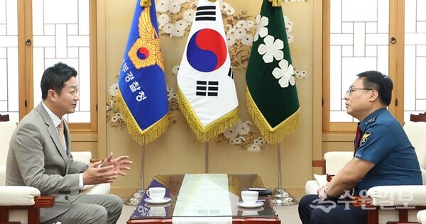 김진경 경기도의회 의장(왼쪽)이 5일 김준영 경기남부경찰청장을 예방, 환담을 나누고 있다. (사진=경기도의회)