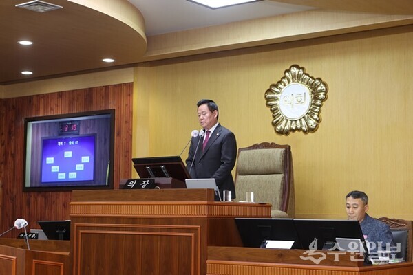 김경수 가평군의회 의장이 제324회 임시회 제2차 본회의에서 폐회사를 하고 있다. (사진=가평군의회)
