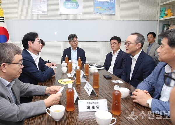 정명근 화성시장(왼쪽 가운데)이 지현기 삼성전자 DS부문 상생협력센터장(오른쪽 가운데)과 면담을 가지면서 현안사항을 논의하고 있다. (사진=화성시)