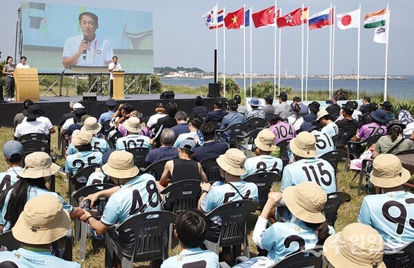 6일 오후 제주시 구좌읍 종달리 해안에서 열린 제2회 제주국제슈퍼컵카이트보딩대회 개회식에서 박성제 대회 조직위원장이 대회사를 하고 있다. (사진=제주의소리)