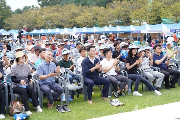 구재이 회장(앞줄 왼쪽 세번째)을 비롯한 한국세무사회 회원들이 ‘공연행사를 관람하고 있다. (사진=한국세무사회)
