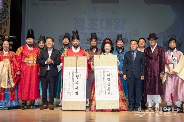 이재준 수원시장(왼쪽 3번째), 이재식 수원시의회 의장(오른쪽 3번째)이 정조대왕 역, 혜경궁 홍씨 역에 선발된 시민과 함께하고 있다. (사진=수원시)