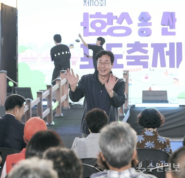 정명근 화성시장이 '제10회 화성송산포도 축제' 현장에서 시민들과 함께 하고 있다. (사진=화성시)