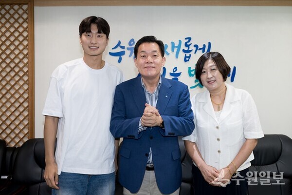 이재준 시장이 김원호 선수(왼쪽), 길영아 삼성생명 배드민턴단 감독과 함께하고 있다. (사진=수원시)
