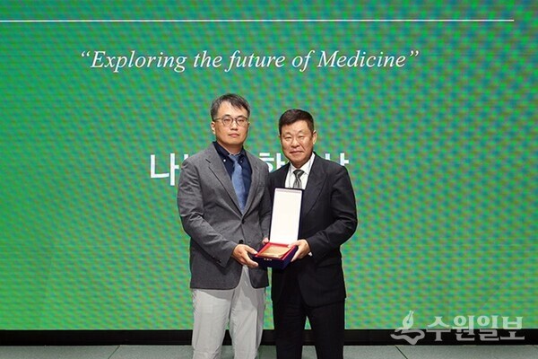 나누리학술상을 수상한 가톨릭대 인천성모병원 신명훈 교수(왼쪽)가 나누리병원 장일태 이사장과 기념촬영을 하고 있다. (사진=나누리병원)