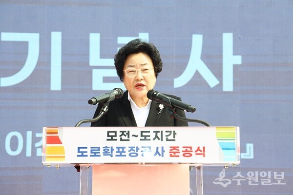 김경희 이천시장이 모전~도지 간 도로 확포장 준공식에서 인사말을 하고 있다. (사진=이천시)