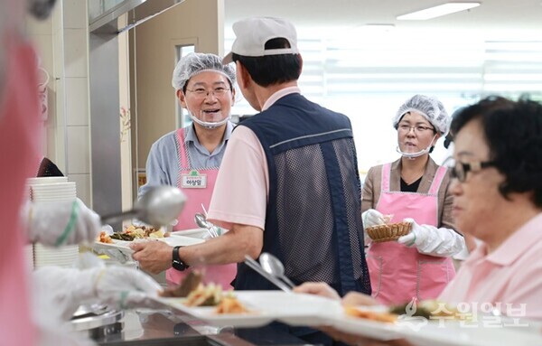 이상일 용인시장이 10일 처인노인복지관을 찾아 추석맞이 배식봉사를 하고 있다. (사진=용인시)