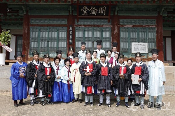 화성남양향교 ‘2024년 추계석전대제’ 참례자들이 기념촬영을 하고 있다. (사진=화성시)
