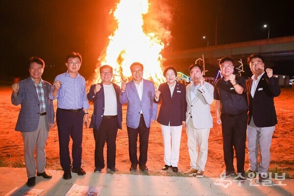 이천시 부발읍달집축제추진위원회가 주관한 ‘2024년 부발읍 달집축제’에서 김경희 이천시장(오른쪽 네번째),김동호 부발읍장(오른쪽 두번째)이  내빈들과 함께 하고 있다. (사진= 이천시)