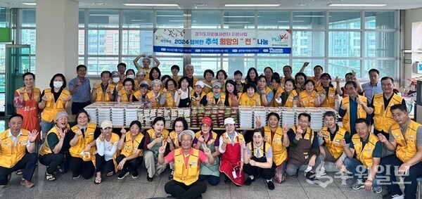 ‘2024년 행복한 추석 희망의 전 나눔’ 행사에 참여한 화성시 읍면동자원봉사지원단 회원들이 함께 하고 있다. (사진=화성시자원봉사센터)